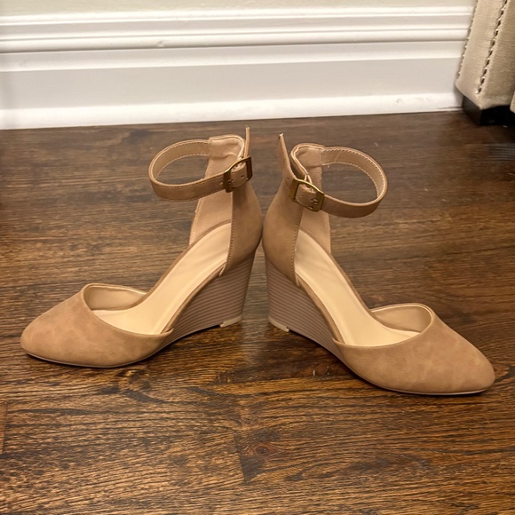 Women's Nude Ankle Buckle Strap D'Orsay Pointed Toe Wedges, Size 6 - Picture 6 of 10